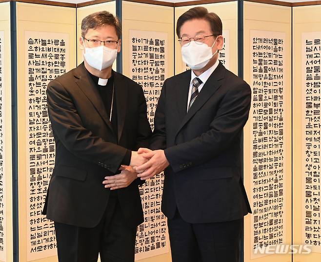 [서울=뉴시스] 국회사진기자단 = 이재명 더불어민주당 대선 후보가 3일 서울 중구 서울대교구청에서 정순택 베드로 천주교 서울대교구장을 예방하고 있다. 2022.03.03. photo@newsis.com