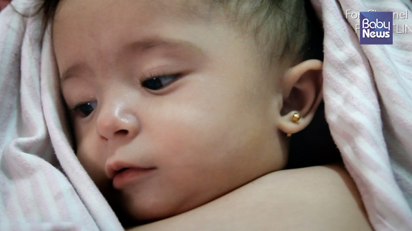 폭탄 소리가 나도 별 동요가 없는 아기, 사마. ⓒ(주)엣나인필름