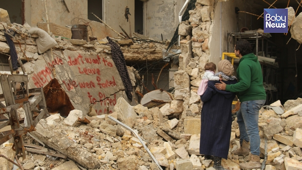 붉은 글씨로 누군가 "우리는 알레포를 떠나고 싶지 않다"고 써 놓았다. ⓒ(주)엣나인필름