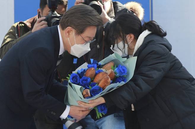 이재명 더불어민주당 대선후보(왼쪽)가 3일 서울 종로구 보신각에서 열린 ‘우리 모두를 위해, 성평등 사회로’ 유세에서 세계 여성의 날을 의미하는 빵과 장미를 받고 있다.(사진=뉴시스)
