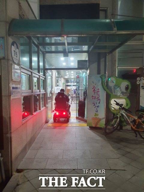 한 장애인이 4일 오전 6시20분께 사전투표를 하기 위해 경기 수원시 영통구 매탄3동 행정복지센터 사전투표소로 향하고 있다./ 수원= 김경호 기자