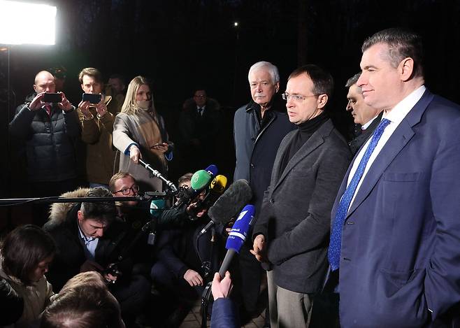 우크라이나와 휴전 문제를 협상할 러시아 대표단을 이끄는 블라디미르 메딘스키 대통령 보좌관(오른쪽에서 세번째)이 2일(현지시간) 벨라루스 브레스트 지역의 회담장에서 취재진을 만나고 있다. /AFP 연합뉴스