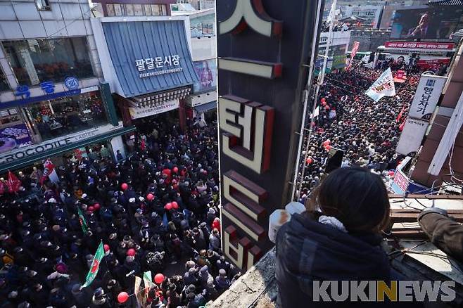 윤석열 국민의힘 대선후보가 지난 24일 경기도 수원시 팔달문에서 열린 '국민과 원팀' 집중유세에서 유권자들에게 지지를 호소하고 있다.