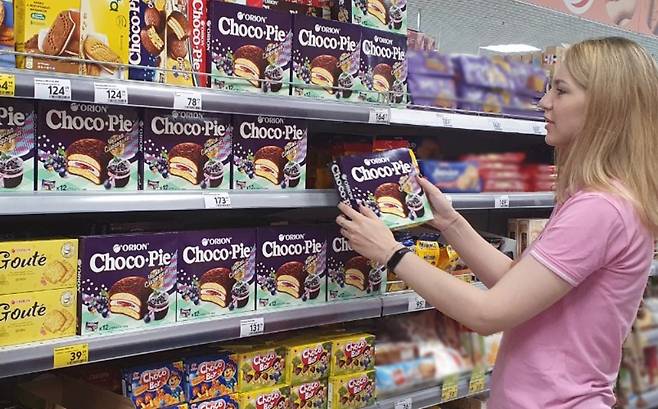 러시아 현지에 진출해 있는 국내 식품기업들의 불안감이 커지고 있는 양상이다. 러시아 현지 시장에 진열된 오리온 초코파이. /사진=오리온