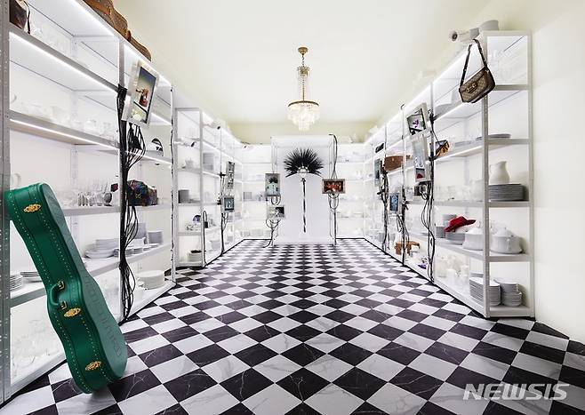 [서울=뉴시스]2020 크루즈 컬렉션 컴 애즈 유 아 RSVP