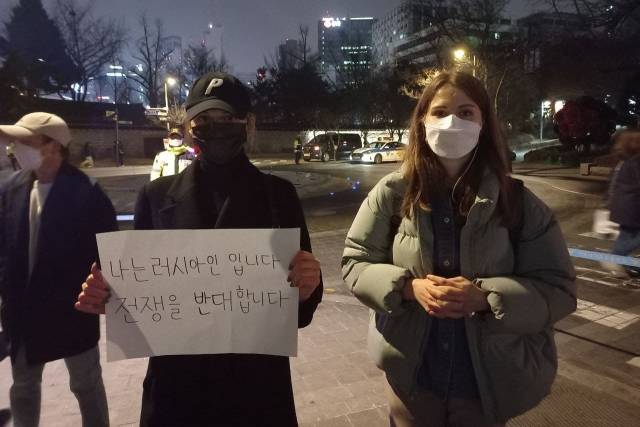 ▲ 우크라이나 평화행동이 4일 주한 러시아대사관 인근에서 연 '우크라이나에 평화를' 촛불집회. ⓒ프레시안(최용락)