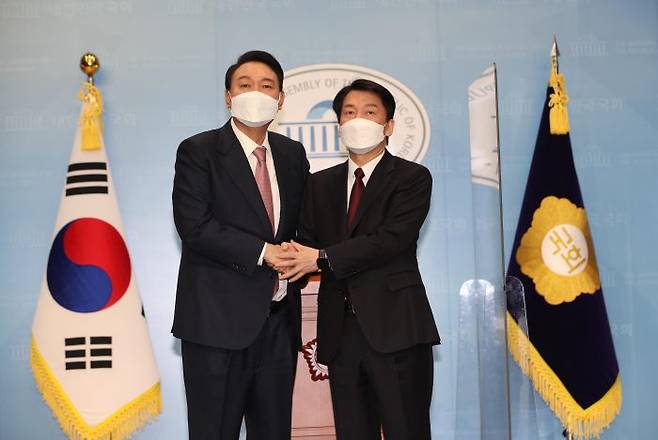 국민의힘 윤석열 대선 후보와 국민의당 안철수 대선 후보가 3일 오전 국회 소통관에서 단일화 기자회견을 마치며 포즈를 취하고 있다. (사진=연합뉴스)