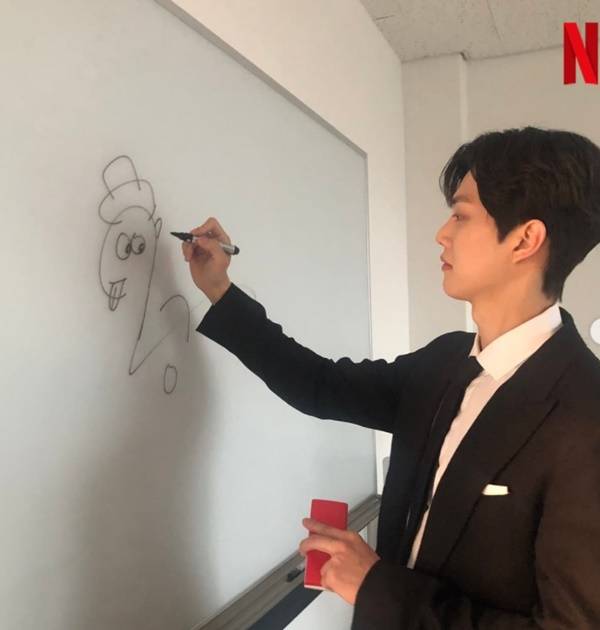 Actor Song Kang has revealed his warm-hearted daily life.Netflix Korea said on its official Instagram on May 5, For you who have not yet left yesterdays fan meeting. I have robbed Song Kangs cell phone gallery.Start with Song Kang and finish with Song Kang. The photos released together included various moments of Song Kang, which attracted attention with the visuals of Song Kang, which perfectly digested from suits to casual shirts.Meanwhile, Song Kang is appearing on JTBCs People in the Meteorological Administration: The Cruelty of In-house Love episode. He opened an online global fan meeting on the 4th and met with fans.