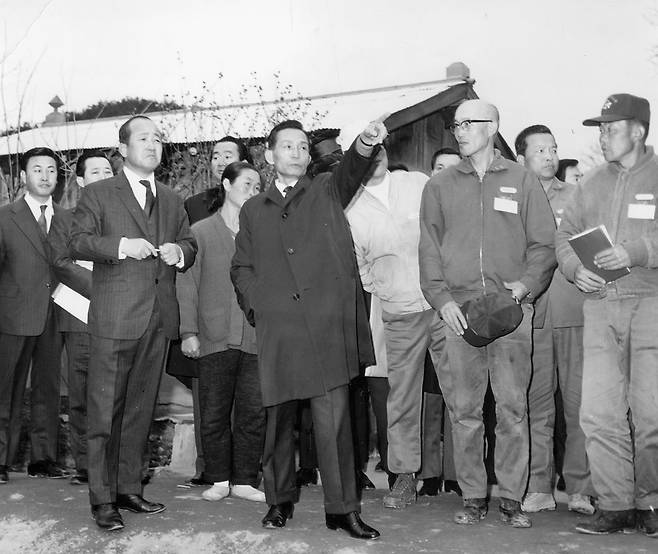 박정희 대통령이 1972년 4월 4일 낮 경기도 가평군 개곡리의 새마을사업 현장을 돌아보고 있다./조선일보 DB