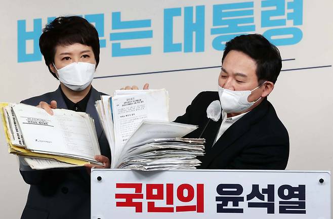원희룡 국민의힘 선대본 정책본부장이 지난달 25일 오전 서울 여의도 당사에서 대장동 관련 긴급 기자회견을 열고 입수한 자료를 들어 보이고 있다. /뉴스1