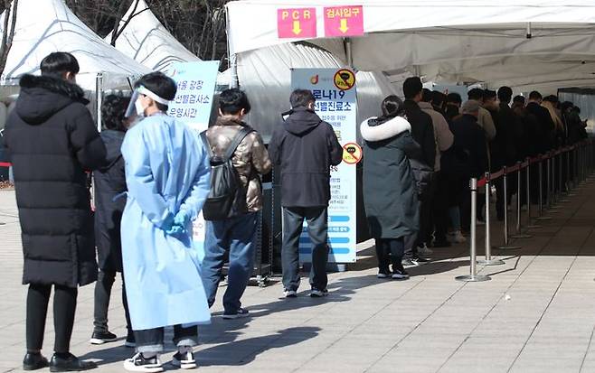 2일 서울 중구 서울시청 광장 임시선별검사소에 시민들이 PCR검사를 받기 위해 줄을 서고 있다. ⓒ데일리안 류영주 기자