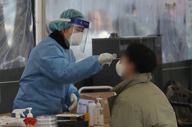 지난달 25일 오전 서울 중구 서울시청 광장에 마련된 임시선별검사소에 시민들이 신속항원검사를 받고 있다. ⓒ데일리안 류영주 기자