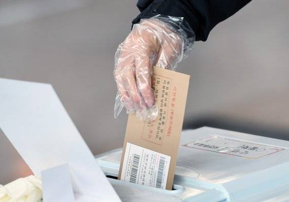 제21대 국회의원선거 사전투표 첫날인 2021년 4월 10일 오전 서울역에 마련된 남영동 사전투표소에서 시민이 투표하는 모습. ⓒfnDB