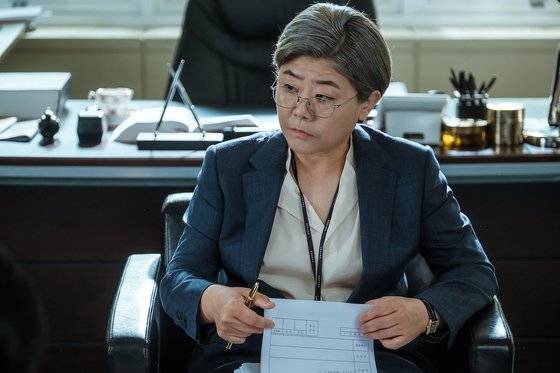 배우 이정은은 '소년심판' 소년형사합의부 부장 판사 역을 맡아, 영화 '내가 죽던 날'에 이어 김혜수와 재회했다. 배우 이성민, 김무열도 저마다 소년범죄에 대한 철학이 다른 판사 역으로 출연했다. 사진 넷플릭스