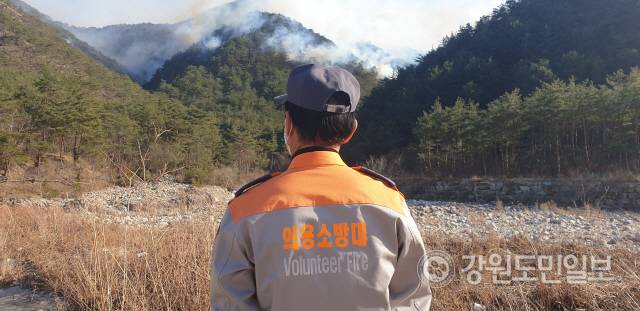▲ 삼척산불이 이틀째 확산중인 가운데, 5일 오후까지 원덕읍 산양리와 사곡리 일원 산림 주불을 잡지 못해 밤 사이 추가 확산 우려가 고조되고 있다. 한 의용소방대원이 접근하지 못하는 산림내 산불을 바라만 보고 있다.