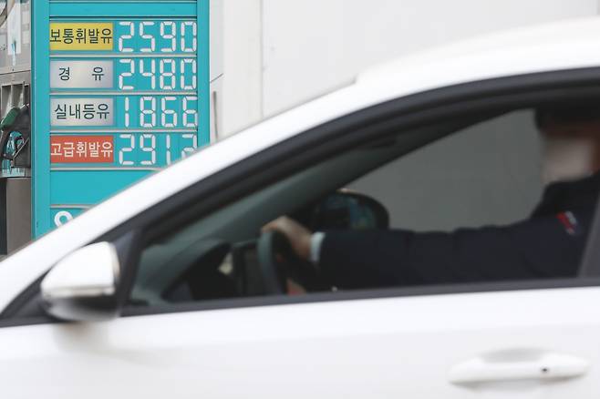 지난달 25일 서울 시내 한 주유소 유가정보. [연합]