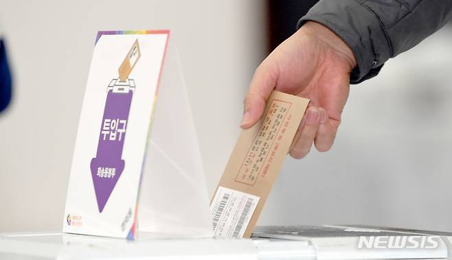 [광주=뉴시스] 류형근 기자 = 4일 오전 광주 북구 전남대학교에 설치된 '용봉동사전투표소'에서 유권자들이 20대 대통령 선거 사전투표를 하고 있다. 2022.03.04. hgryu77@newsis.com