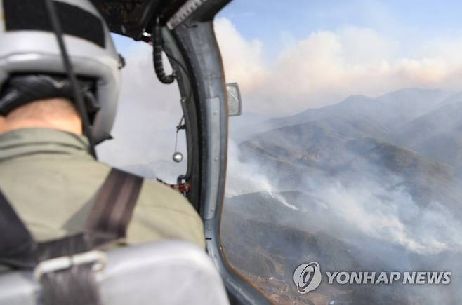 공군, 강원도 산불 진화 긴급 투입 (서울=연합뉴스) 강원도 울진과 삼척, 강릉지역에 발생한 대규모 산불로 화재위기경보 '심각' 단계가 발령된 가운데, 공군 6탐색구조비행전대 HH-32 헬기가 5일 강원도 강릉지역에 발생한 산불을 진화하기 위해 화재 현장에 접근하고 있다. 2022.3.5 [공군 제공. 재판매 및 DB 금지] photo@yna.co.kr