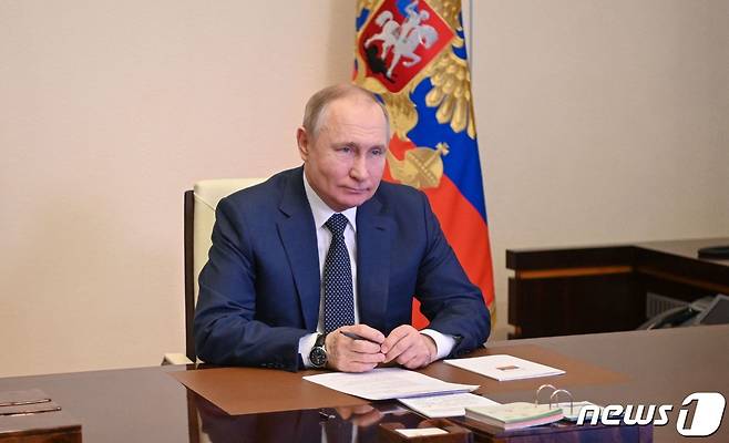 블라디미르 푸틴 러시아 대통령이 4일 (현지시간) 스크바 외곽의 노보-오가르요보 관저에서 화상으로 열린 페리선 로코솝스키 제독호의 운항식에 참석을 하고 있다. © AFP=뉴스1 © News1 우동명 기자