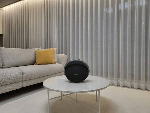 오닉스 스튜디오7은 거실의 테이블 위에 올려 놓았을 때 인테리어 소품(오브제) 역할을 했다.(사진=지디넷코리아)