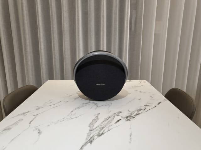 오닉스 스튜디오7을 식탁에 올려 놓은 모습(사진=지디넷코리아)