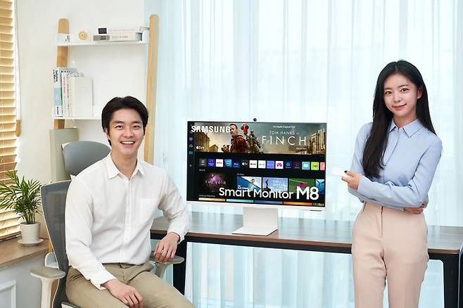 삼성전자 모델이 집안 내 다양한 공간에서 활용 가능한 스마트 모니터 M8을 소개하고 있다.ⓒ삼성전자
