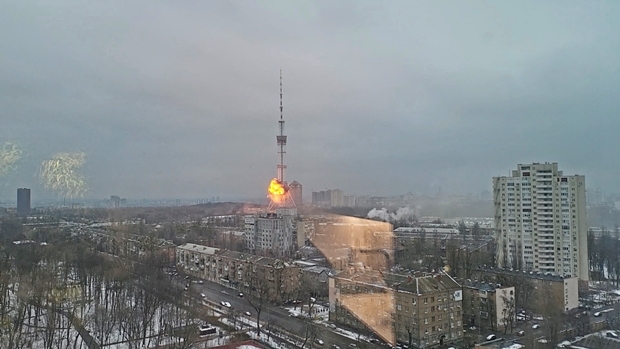 1일(현지시간) 러시아가 우크라이나 수도 크이우에 있는 TV타워를 공격했다./로이터 연합뉴스