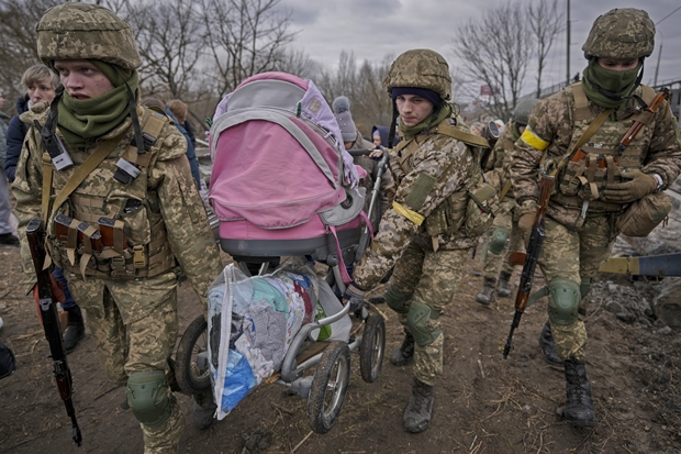 5일(현지시간) 우크라이나 키이우 외곽에서 우크라군이 피란민 대피를 돕고 있다./AP 연합뉴스