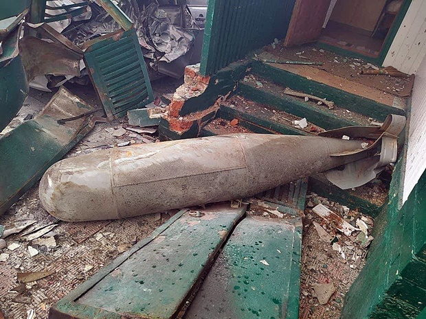 5일(현지시간) 우크라이나 수도 키이우에서 북동쪽으로 150㎞ 떨어진 체르니히우 주택가에 러시아 전투기 잔해가 나뒹굴고 있다./출처=바체슬라우 차우스 체르니히우주 군사행정장관