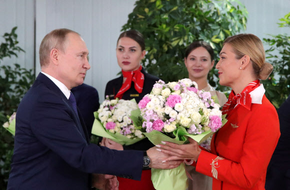 블라디미르 푸틴 러시아 대통령이 5일(현지시간) 국제 여성의 날(8일)을 앞두고 모스크바 근교에 있는 국영항공사 아에로플로트 항공학교를 방문해 여승무원,학생들을 축하하고 있다.로이터 연합뉴스