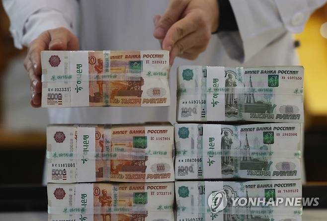 러시아 화폐인 루블화 (서울=연합뉴스) 홍해인 기자 = 지난달 28일 오후 서울 중구 을지로 하나은행 본점 위변조대응센터에서 직원이 러시아 화폐인 루블화를 정리하고 있다. hihong@yna.co.kr