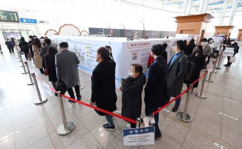 20대 대선 사전투표 이틀째인 5일 오전 서울역 대합실에 마련된 사전투표소를 찾은 시민들이 투표를 위해 길게 줄지어 서 있다. (사진=연합뉴스)