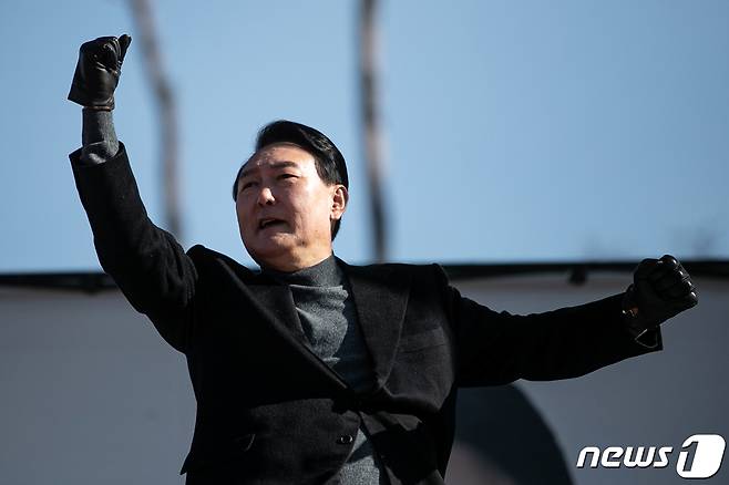 윤석열 국민의힘 대선후보가 6일 오후 경기도 파주시 새암공원 교차로에서 "자유, 평화, 통일＂ 유세를 갖고 지지를 호소하고 있다. 2022.3.6/뉴스1 © News1 이승배 기자