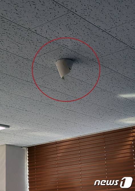 관외 사전 우편투표물이 보관된 부천시 선거관리위원회 사무국장실에 CCTV가 종이로 가려져 있다.(국민의힘 제공) © 뉴스1