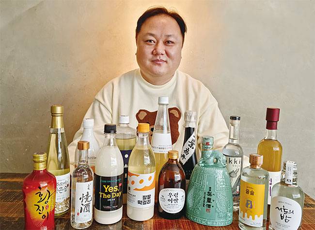 이승훈 백곰막걸리 대표 전 CJ프레시웨이 MD, 전 한국 막걸리협회 초대 사무국장 역임 이승훈 백곰막걸리 대표는 “2021년은 전통주 대중화의 원년이라고 말할 정도로 전통주 취급 업장이 폭발적으로 늘었다”고 말했다. 사진 박순욱 기자