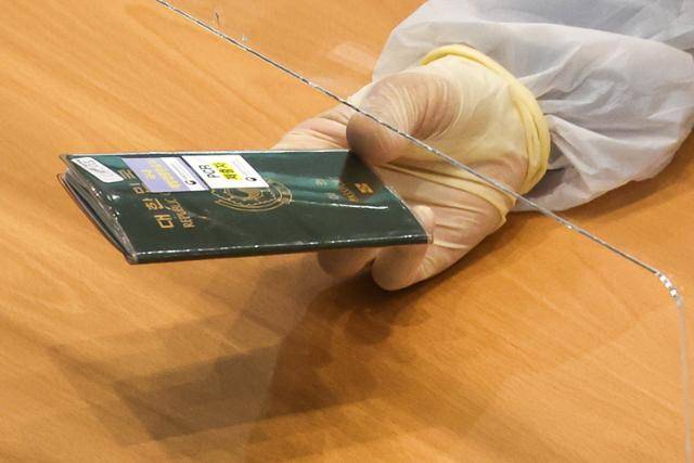 6일 인천국제공항 1터미널 입국장에서 한 내국인 여권에 접종완료확인, PCR제출자 스티커가 붙어 있다. 뉴스1