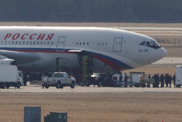 러시아 정부 전용기가 5일 미국 워싱턴 덜레스 공항에 도착해 있다. 워싱턴=로이터 연합뉴스