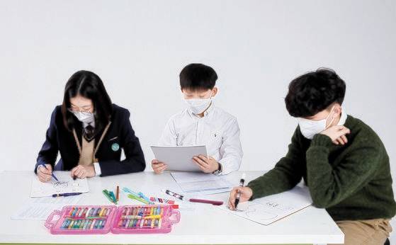 공약을 토대로 선거 포스터를 디자인하는 소중 학생기자단. 좋은 공약을 눈에 잘 띄게 만드는 아이디어가 중요하다.