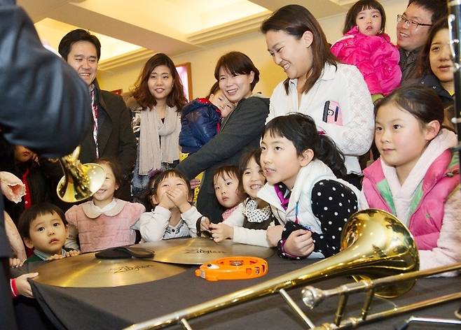 [서울=뉴시스]꾸러기음악회 악기 체험 (사진 = 꾸러기예술단) 2022.3.6. photo@newsis.com  *재판매 및 DB 금지