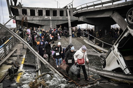 지난 5일(현지시간) 우크라이나 키이우(키예프) 북서쪽 이르핀시에서 피란민들이 러시아군의 포격으로 인해 파괴된 다리 위를 건너고 있다. 이르핀=AFP연합뉴스