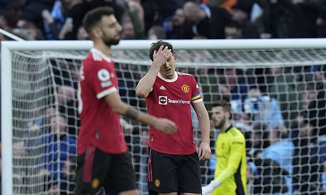 맨체스터 유나이티드의 주장 마크 매과이어(가운데)가 7일 영국 맨체스터의 에티하드 스타디움에서 열린 맨체스터시티와의 ‘맨체스터 더비’에서 경기가 풀리지 않자 난감한 표정을 짓고 있다. 맨체스터=EPA연합뉴스