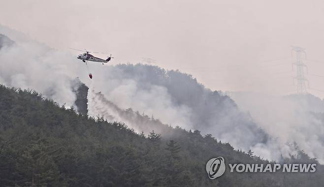 삼척 산불 진화하는 헬기 (삼척=연합뉴스) 7일 강원 삼척시 원덕읍 사곡리 산불 진화작업에 헬기가 본격적으로 투입되고 있다. 2022.3.7 [삼척시 제공.재판매 및 DB 금지] byh@yna.co.kr