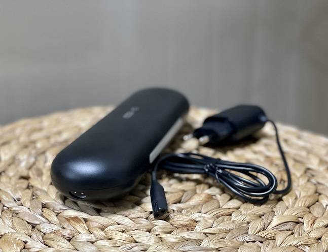 오랄비 iO 시리즈9 휴대용 케이스. 자체 규격을 사용해 충전선을 함께 들고 다녀야 했다. /사진=백유진 기자 byj@