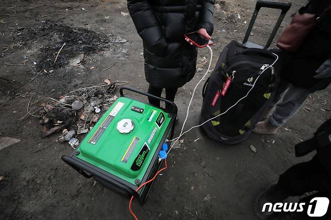 우크라이나와 접경 지역인 폴란드 메디카 국경검문소 인근 쉼터에서 피란민들이 스마트폰을 충전하고 있다. 2022.3.5/뉴스1 © News1 조태형 기자