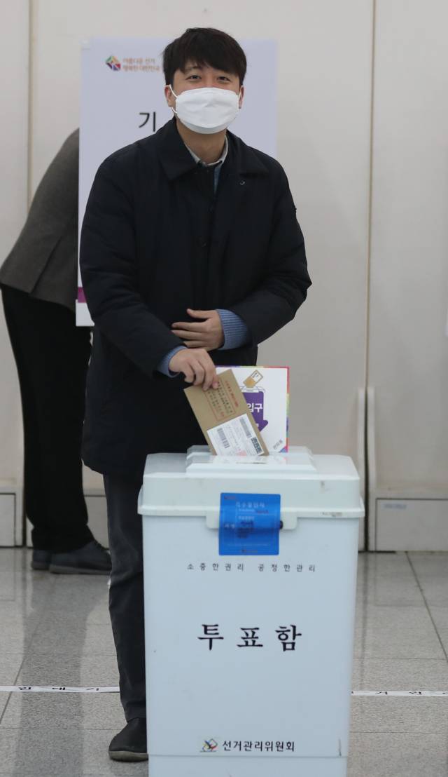 ▲국민의힘 이준석 대표가 4일 오전 광주 북구 용봉동 사전투표소에서 제20대 대통령 선거 사전투표를 하고 있다. ⓒ연합뉴스
