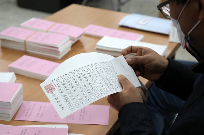 7일 광주 북구청 회의실에서 동행정복지센터 투표관리관이 투표소 운영 방법 등 직무교육을 받은 뒤 투표용지 검수하고 있다.  연합뉴스