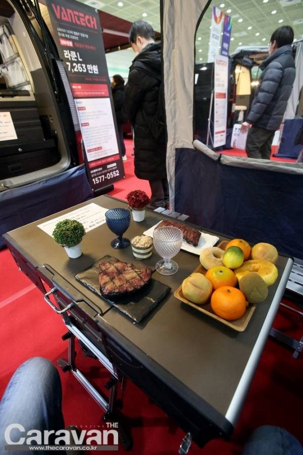 폴딩 타입의 일체형 테이블도 독특하다