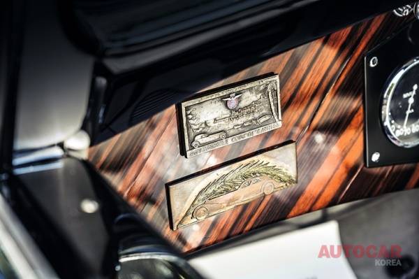 명판은 이전 소유주의 노력을 기념한다