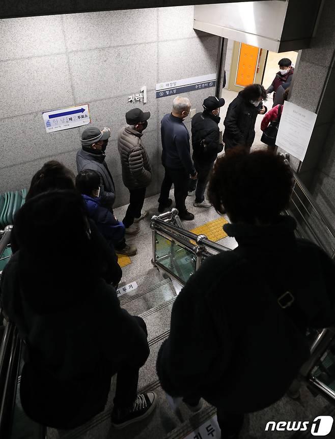 제20대 대통령 선거 투표일인 9일 오전 서울 용산구 한남동 주민센터에 마련된 투표소에서 시민들이 투표를 위해 기다리고 있다. 2022.3.9/뉴스1 © News1 임세영 기자