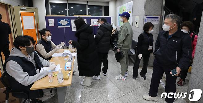제20대 대통령 선거 투표일인 9일 오전 서울 용산구 한남동 주민센터에 마련된 투표소에서 시민들이 투표를 위해 기다리고 있다. 2022.3.9/뉴스1 © News1 임세영 기자
